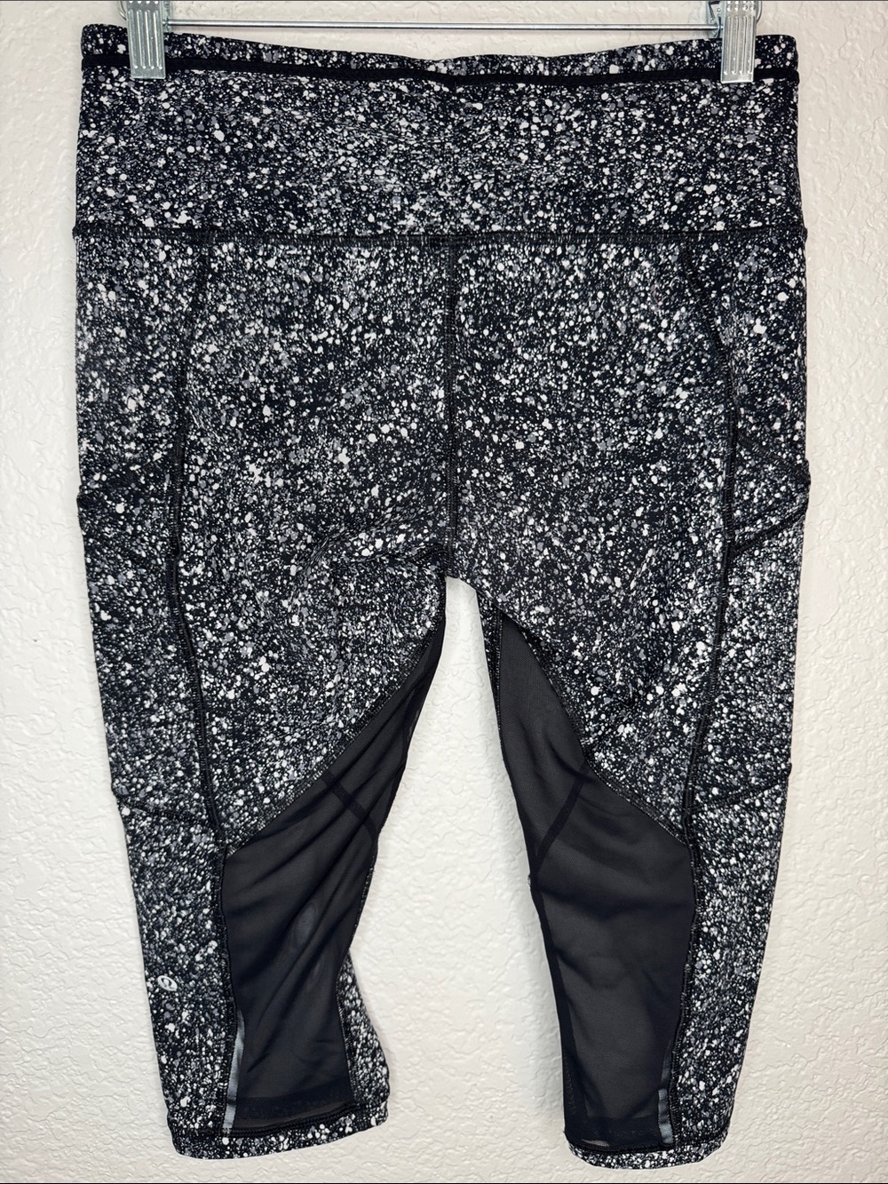 Lululemon Cropped Outrun Leggings Size 8 17” inseam Splatter Print - Picture 3 of 5